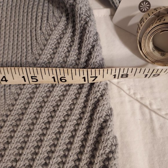 NWT Athleta grey Teton v-neck sweater, Size XS - Picture 6 of 9